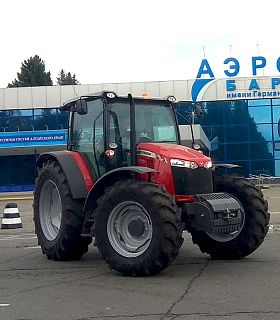 «АгроЦентрЗахарово» поставил трактор Massey Ferguson 6713 в аэропорт Барнаула